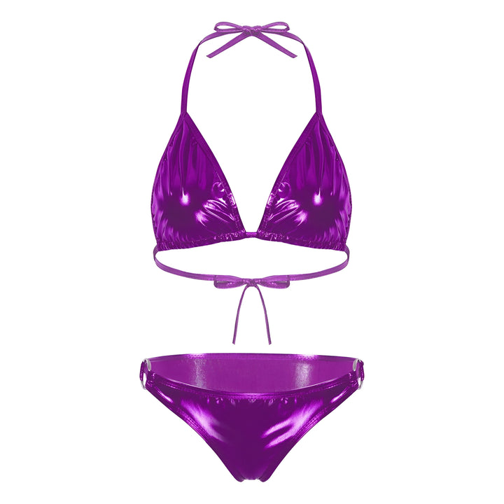 Maillot de bain deux pièces rouge brillant. Haut triangle à nouer et bas avec anneaux métalliques sur les côtés. Idéal pour la plage ou la piscine.