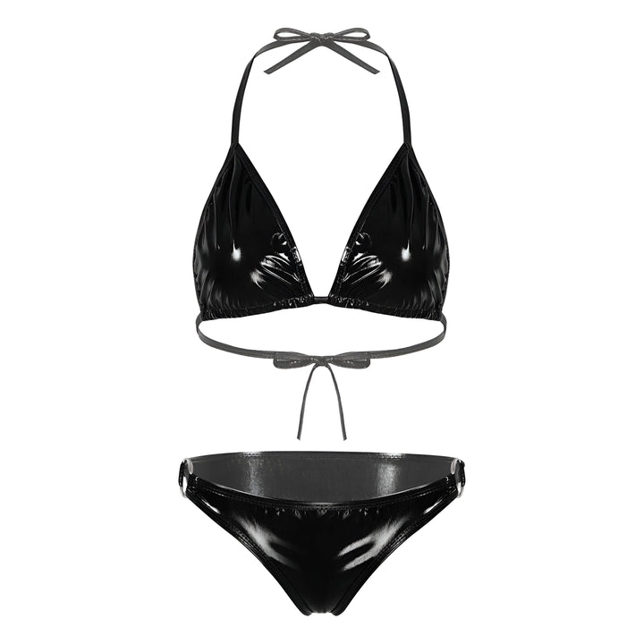 Maillot de bain deux pièces violet métallique avec haut triangle et culotte assortie sur fond blanc. Vêtements d'été, mode plage.