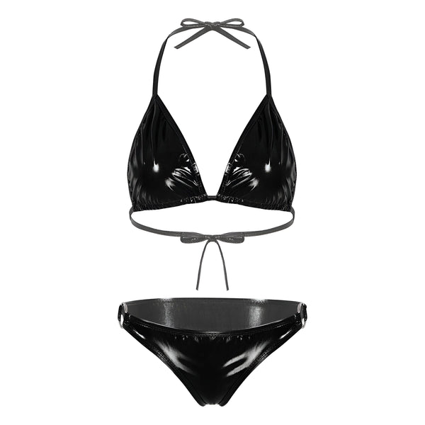 Ensemble de bikini rouge brillant pour femmes, composé d'un haut triangle à nouer et d'une culotte assortie avec anneaux sur les côtés. Mode été, plage, lingerie.