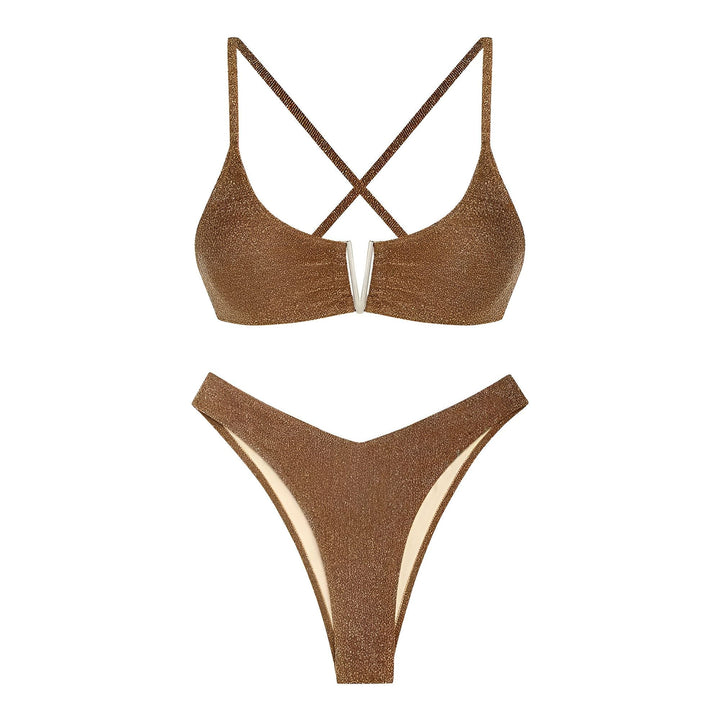 Vue arrière d'une femme portant un bikini scintillant couleur bronze. Le haut du bikini a des bretelles croisées et nouées. Le bas est taille haute.