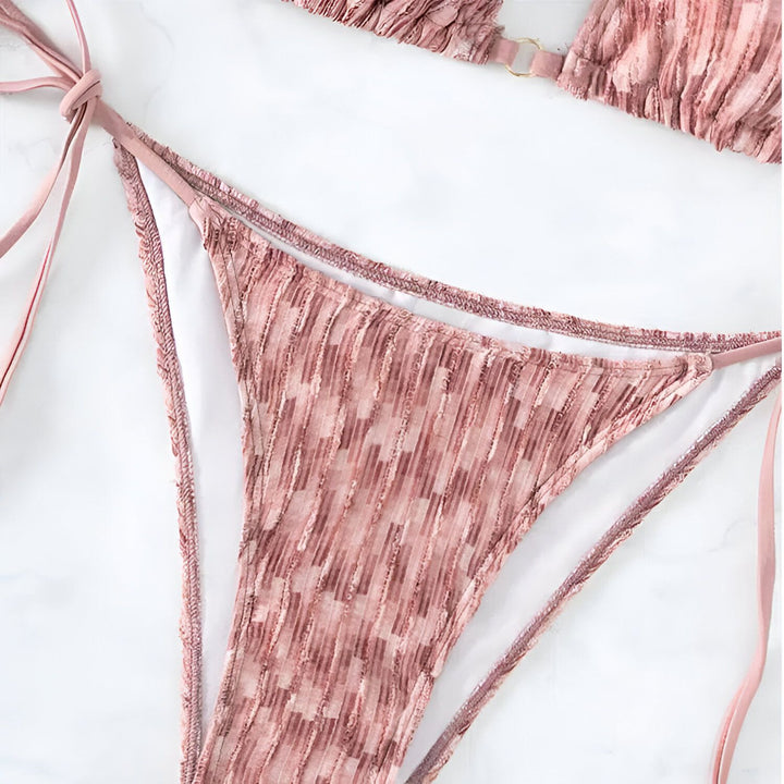 Ensemble de bikini vert texturé avec haut triangle à nouer au cou et culotte à nouer sur les côtés. Mode été, maillot de bain tendance.