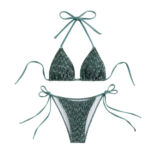 Image détaillée d'un bikini texturé rose poudré. Bretelles à nouer et motif géométrique discret. Vêtement de plage tendance pour l'été.