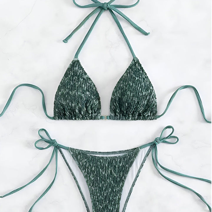 Ensemble de bikini rose avec motif texturé et liens à nouer, idéal pour la plage ou la piscine. Mode estivale, maillot de bain tendance.