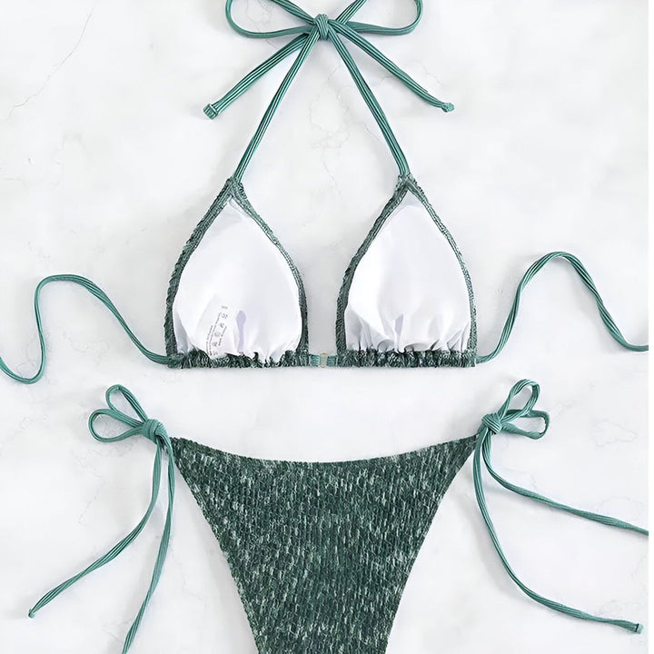 Ensemble de bikini vert texturé avec haut triangle à nouer au cou et au dos, et bas à nouer sur les côtés, parfait pour l'été.