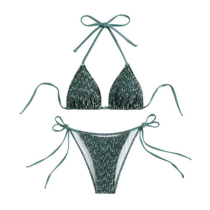 Image d'un ensemble de bikini vert olive texturé sur fond blanc. Le haut est un triangle avec des liens fins, et le bas est échancré avec des liens sur les côtés. Idéal pour la plage ou la piscine.