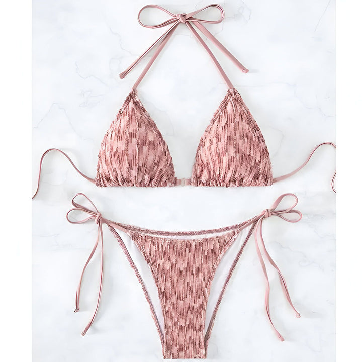Image d'un bikini vert texturé avec un haut triangle à nouer au cou et un bas assorti à nouer sur les côtés. Maillot de bain tendance pour l'été.