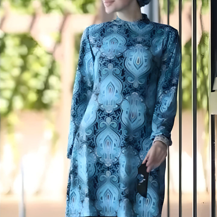 Femme voilée portant un burkini bleu à motifs et des lunettes de soleil. Mode islamique, vêtements de plage modestes.