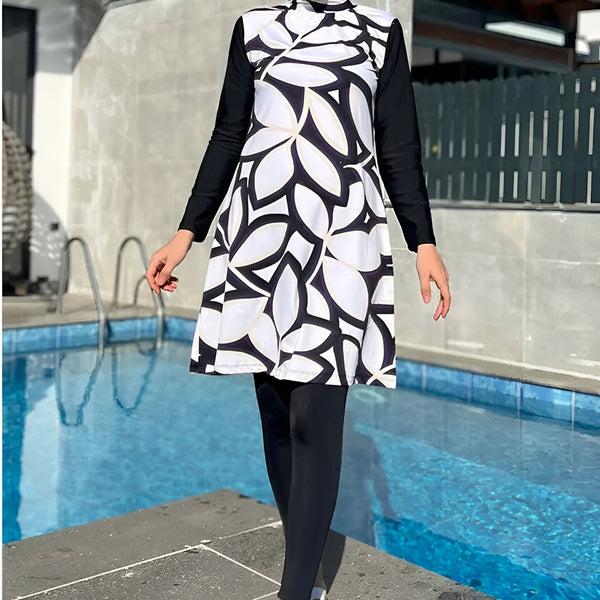 Femme en burkini moderne, lunettes de soleil et hijab près de la piscine. Maillot de bain couvrant à motifs floraux. Mode de bain pudique et élégante. Vêtements de bain islamiques.