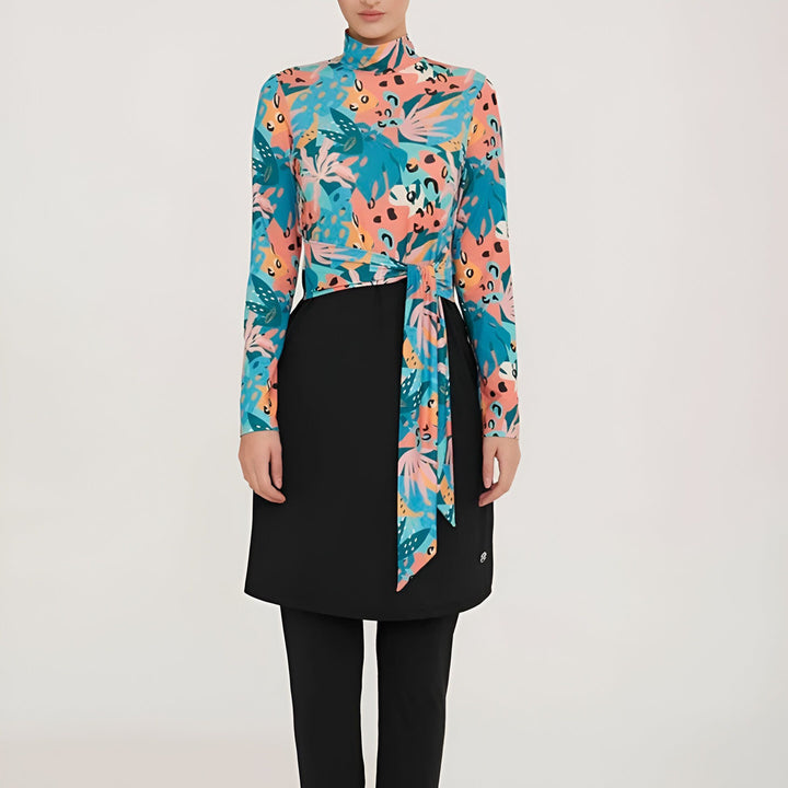 Vue arrière d'un maillot de bain burkini modeste pour femme. Haut imprimé coloré à manches longues, jupe noire, pantalon noir. Style de vêtement de bain islamique.