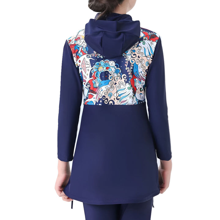 Maillot de bain intégral bleu marine avec motifs colorés sur le haut du dos et la capuche, style modeste.