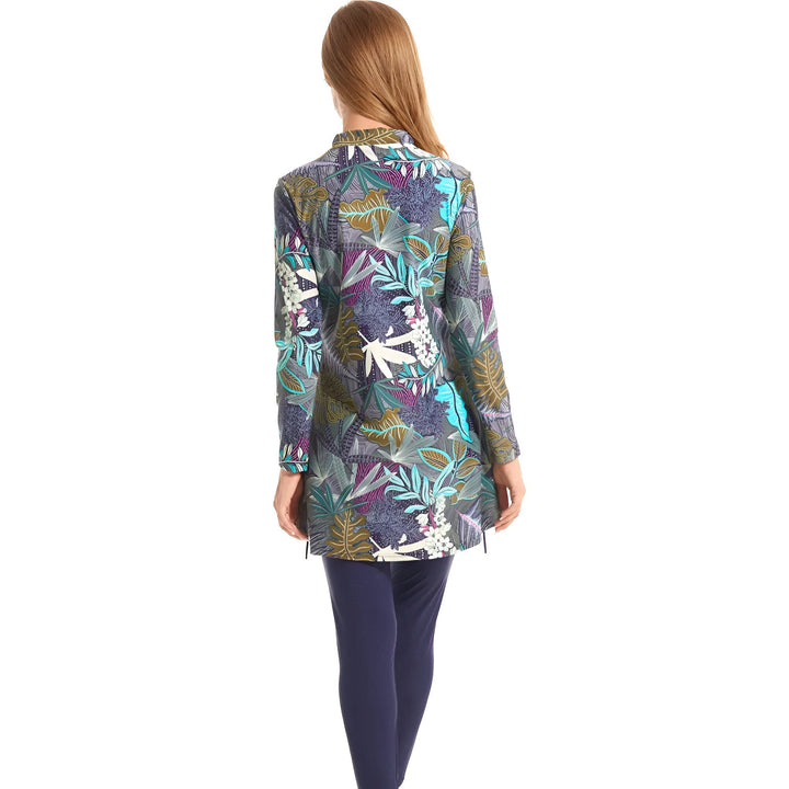 Femme blonde portant un burkini à motifs floraux avec leggings bleus. Maillot de bain islamique moderne et confortable. Mode pudique pour la plage.