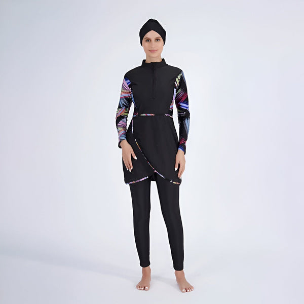 Femme portant un burkini bleu marine avec motif floral orange, hijab assorti. Vêtement de bain modeste et élégant, idéal pour la natation.