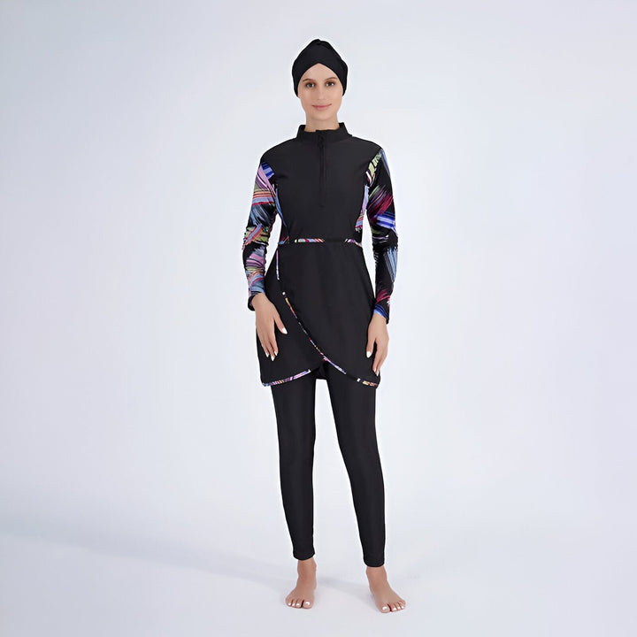 Femme portant un burkini bleu marine avec motif floral orange, hijab assorti. Vêtement de bain modeste et élégant, idéal pour la natation.