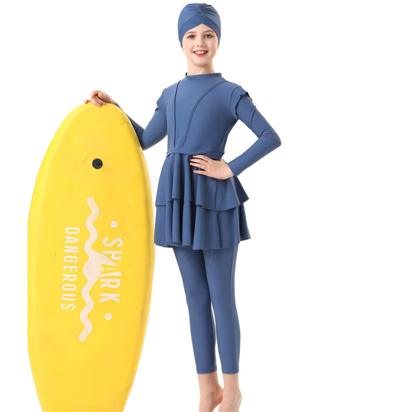 Maillot de bain modeste bleu avec manches longues, haut à volants et ceinture. Idéal pour les femmes recherchant confort et couverture à la plage ou à la piscine. Mode de bain islamique et pudique.