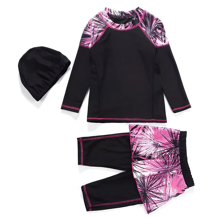 Ensemble de bain pour enfant : maillot manches longues noir à motif rose, pantalon court assorti et bonnet de bain noir uni. Idéal pour la natation et la protection solaire.