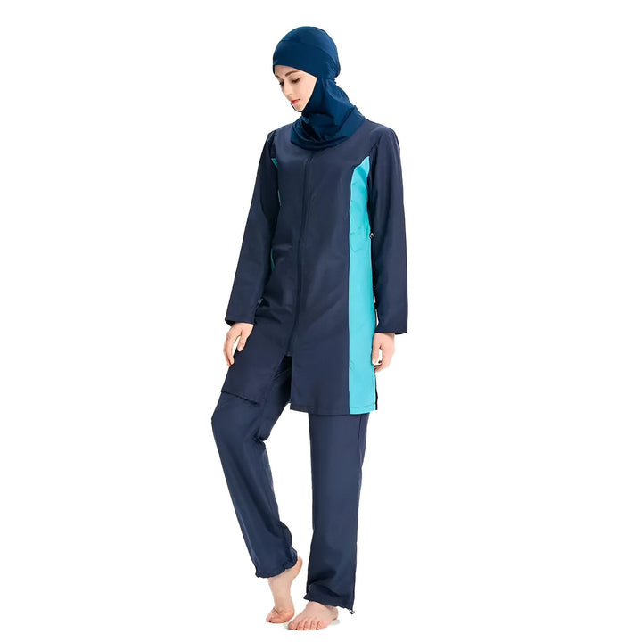 Femme portant un burkini bleu marine et turquoise avec hijab assorti. Maillot de bain intégral couvrant tout le corps. Mode pudique, vêtements islamiques pour la baignade.