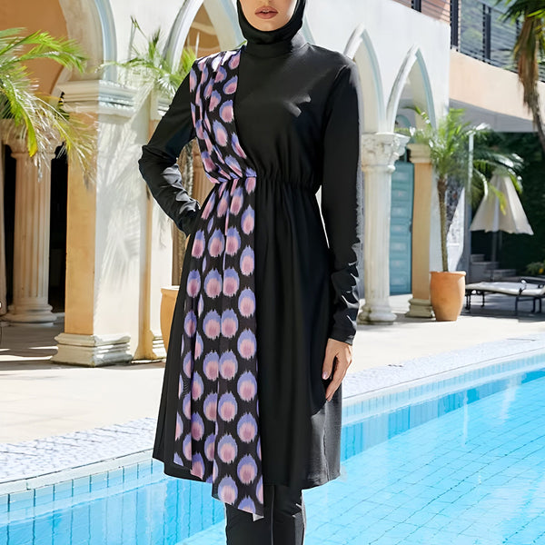 Femme portant une burkini noire élégante avec un motif à pois violets et roses. Elle se tient près d'une piscine turquoise, entourée d'une architecture de style méditerranéen avec des arcades blanches et des palmiers.