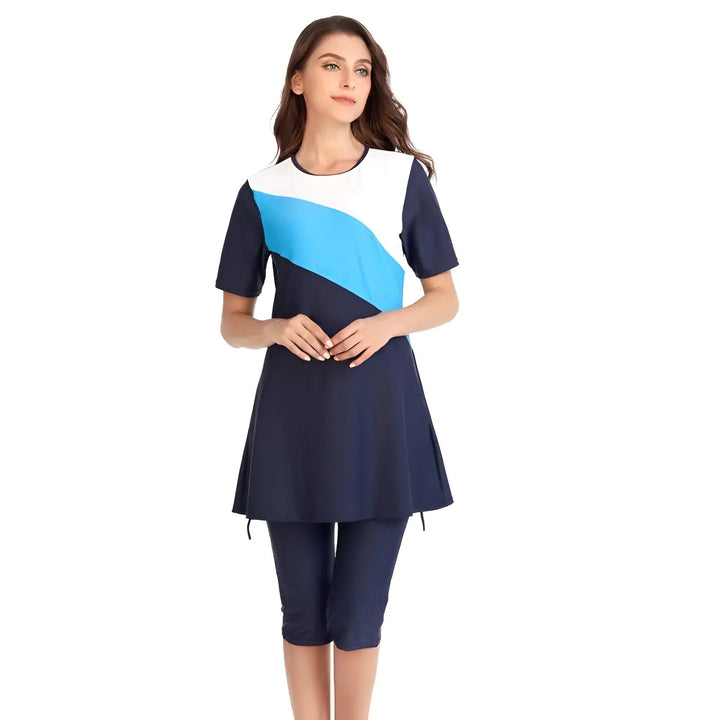Femme portant un maillot de bain couvrant bleu marine, blanc et bleu. Vêtements de bain modestes.