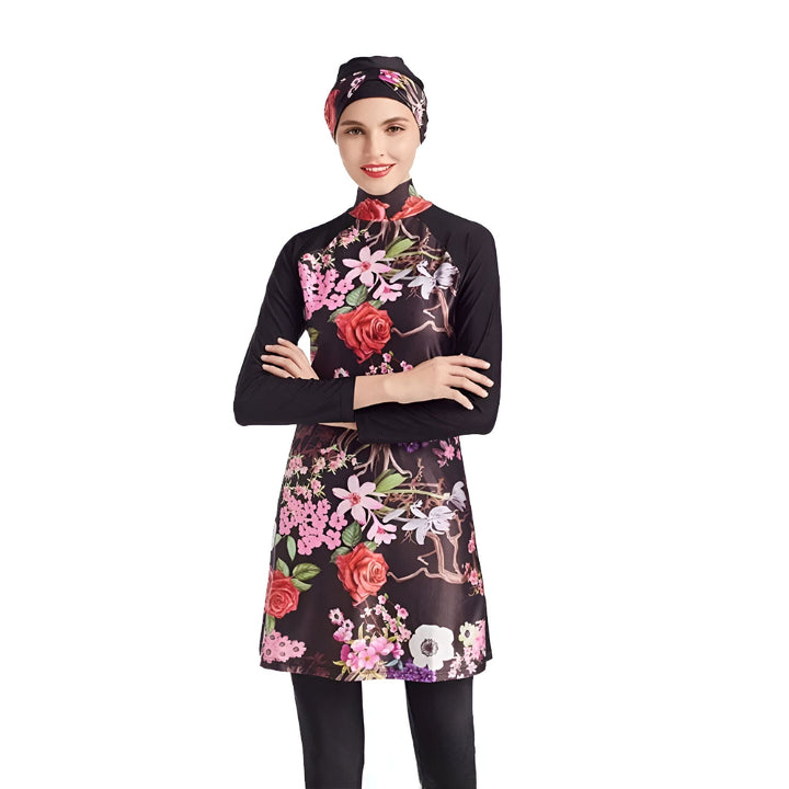 Femme portant un maillot de bain modeste noir et imprimé floral, manches longues, couvrant le corps. Mode de plage pudique pour femmes.