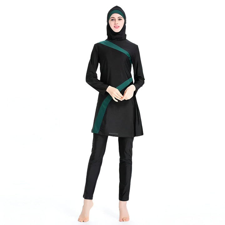 Femme en burkini noir et vert, vêtement de bain couvrant pour femmes musulmanes, capuche intégrée. Mode islamique pour la plage et la piscine.