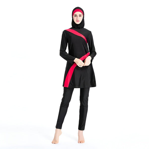 Femme portant un burkini noir et gris, costume de bain couvrant avec hijab, mode plage musulmane, tenue de bain modeste, vêtement de sport islamique.