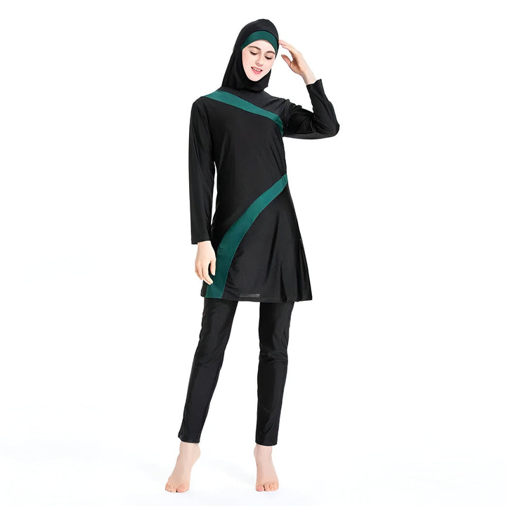 Image d'une femme portant un burkini noir et gris avec un hijab assorti. Ce maillot de bain islamique couvre tout le corps à l'exception du visage, des mains et des pieds. Idéal pour les femmes musulmanes souhaitant se baigner avec pudeur.