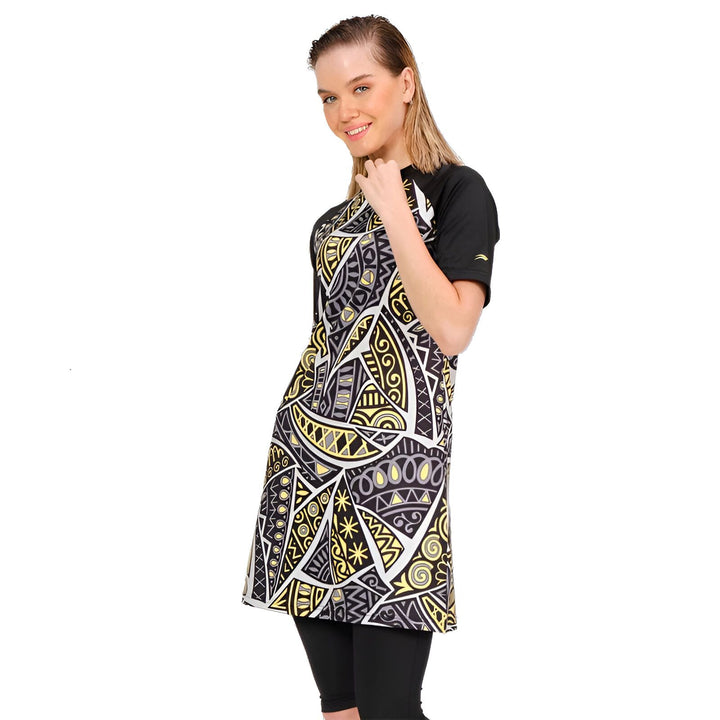 Femme souriante portant un burkini noir et jaune à motifs géométriques, idéal pour la natation modeste et la protection solaire.
