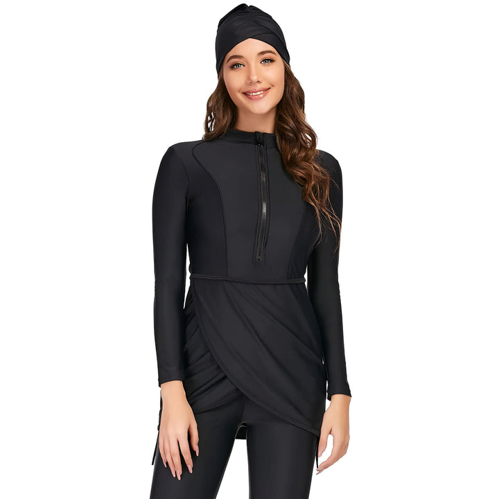 Femme portant un maillot de bain intégral noir à manches longues avec une fermeture éclair, une ceinture et un drapé croisé, idéal pour la natation pudique et la protection solaire.