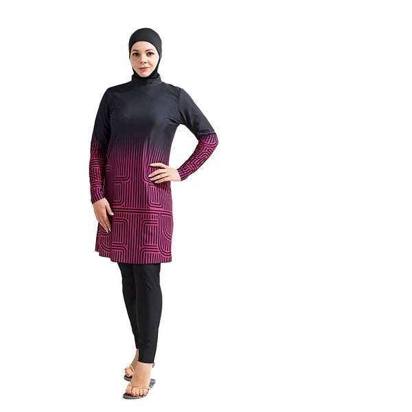 Femme portant un burkini noir et rose à manches longues avec un hijab noir. Vêtement de bain modeste pour femmes musulmanes. Burkini tendance et élégant.