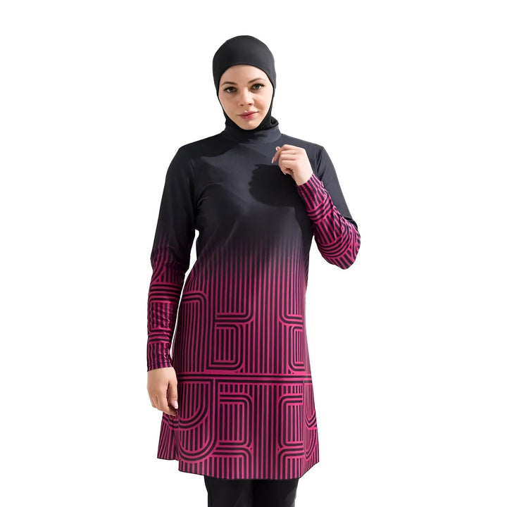 Femme portant un burkini noir et rose avec un hijab. Vêtement de bain couvrant pour femmes musulmanes, élégant et confortable pour la plage et la piscine. Mode islamique moderne.