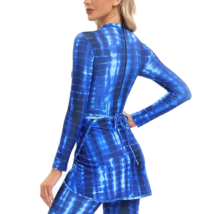 Femme blonde en robe longue bleue tie-dye avec paréo noué. Style décontracté et estival.