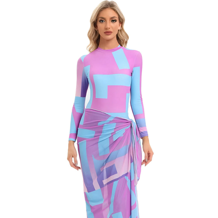 Portrait d'une femme blonde portant une robe moulante à motifs géométriques violets et bleus. Elle pose avec une expression neutre et élégante. Style moderne et tendance.