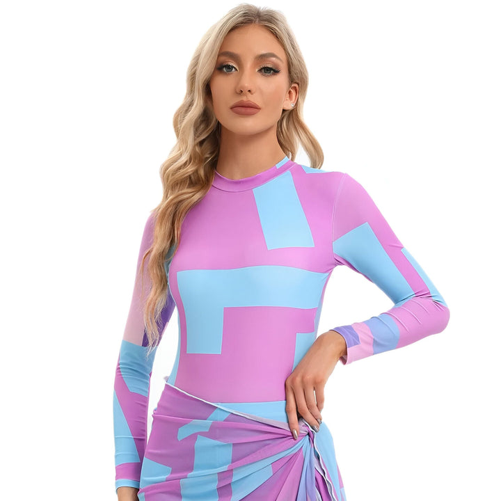 Femme blonde portant une robe longue imprimée rose et bleu avec une étole assortie nouée à la taille. Mode femme, été, motif géométrique.