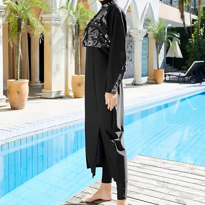 Femme en burkini noir élégant près d'une piscine turquoise. Architecture méditerranéenne et palmiers en arrière-plan. Mode pudique, style de vie vacances.