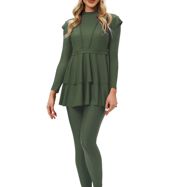 Femme portant un maillot de bain couvrant vert olive avec chapeau de paille et sac. Mode de bain pudique.