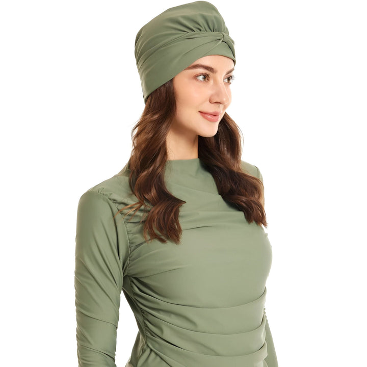 Femme en maillot de bain intégral vert olive. Vêtement de plage modeste avec manches longues et pantalon. Conception élégante et couvrante. Mode islamique pour la baignade.