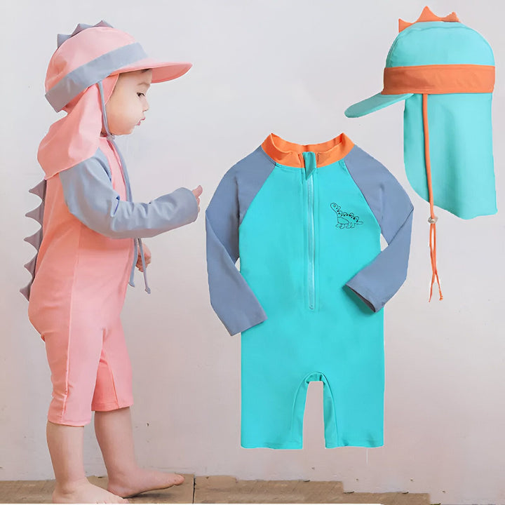 Combinaison de bain turquoise et grise à manches longues avec motif de dinosaure, accompagnée d'un chapeau de soleil turquoise et orange assorti. Vêtements pour enfant pour la plage et la piscine.