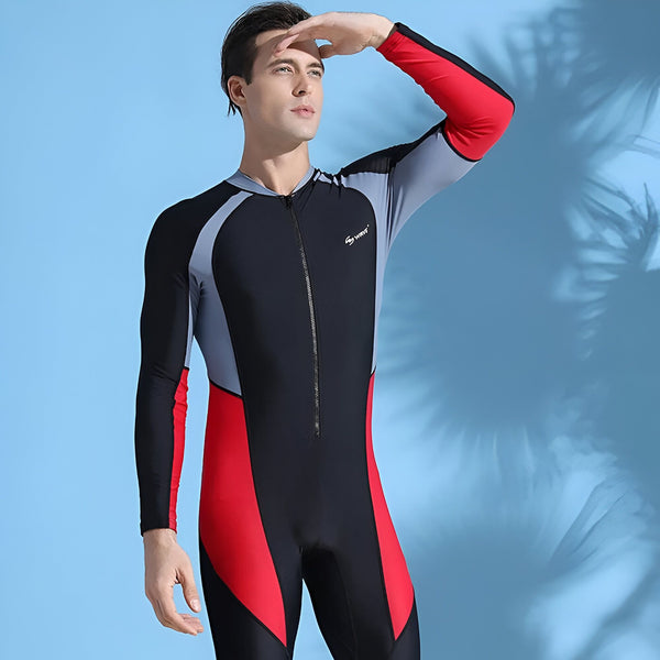 Gros plan d'un homme portant une combinaison de plongée noire et grise avec une fermeture éclair. Il porte aussi un masque de plongée bleu et jaune. Marque "wave" visible sur la combinaison.