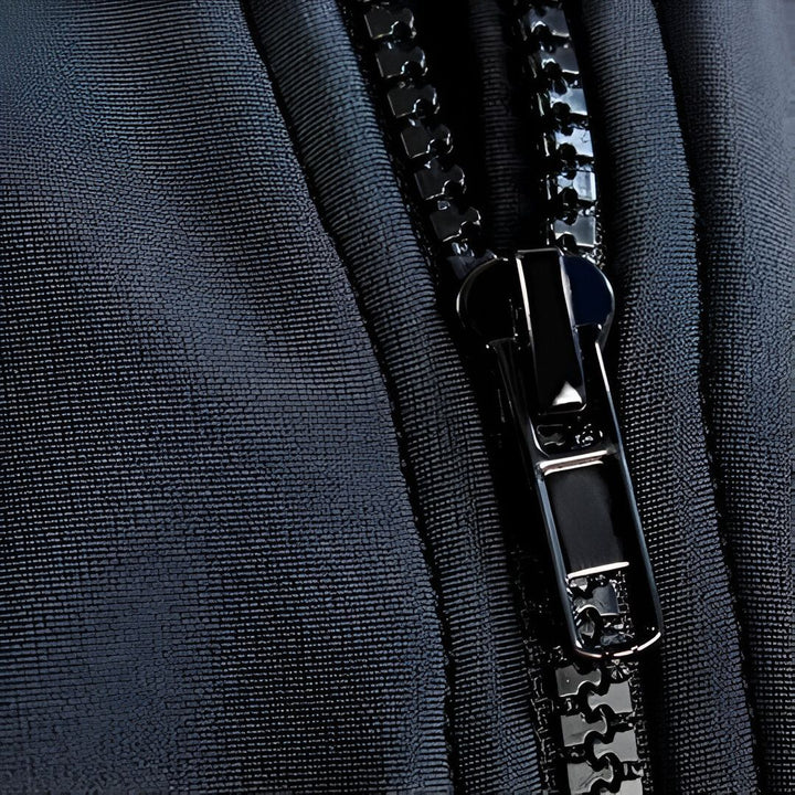 Combinaison de surf homme, protection solaire UPF 50+, manches longues noires, torse gris et rouge, fermeture éclair. Idéale pour les sports nautiques comme la natation, le surf ou le bodyboard.