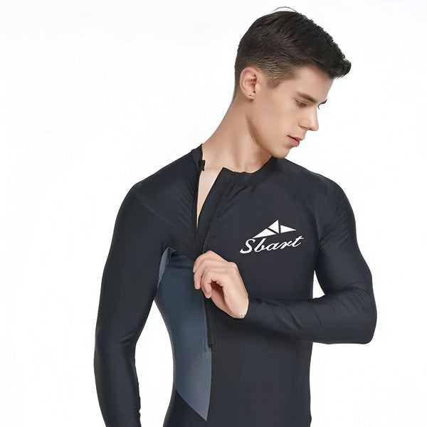 Homme portant un maillot de bain intégral noir de la marque "Sbart" avec fermeture éclair sur le devant. Idéal pour la natation, le surf, ou la plongée sous-marine.