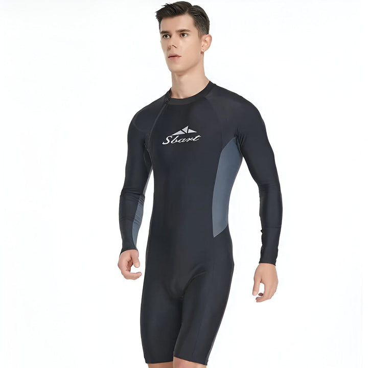 Homme portant un rashguard de bain noir et gris, manches longues, vu de dos. Vêtement de protection pour sports nautiques.
