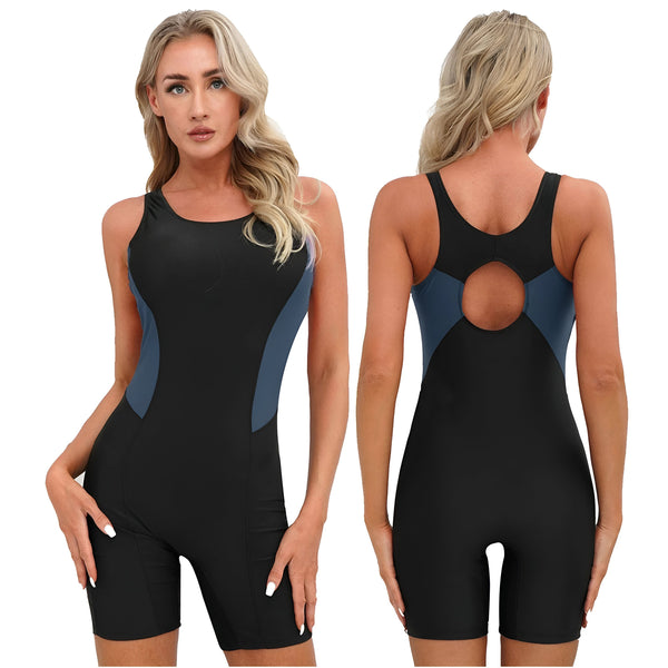 Vue arrière d'une femme blonde portant un maillot de bain une pièce noir et bleu avec une découpe au dos. Idéal pour la natation ou l'aquagym.