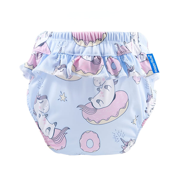 Couche pour bébé avec zoom sur la matière absorbante et un nuage symbolisant la respirabilité, fond bleu.