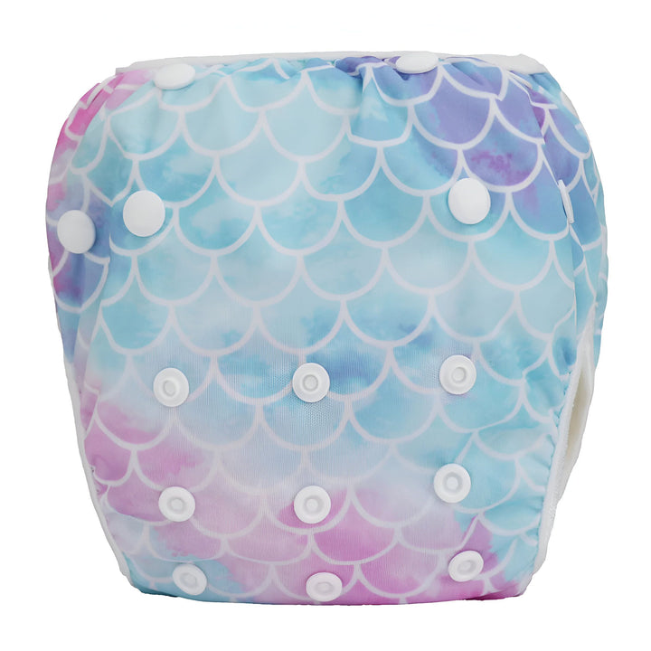 Couche de bain réutilisable à motifs d'écailles de sirène bleues, violettes et roses, avec des boutons-pression blancs pour un ajustement parfait.