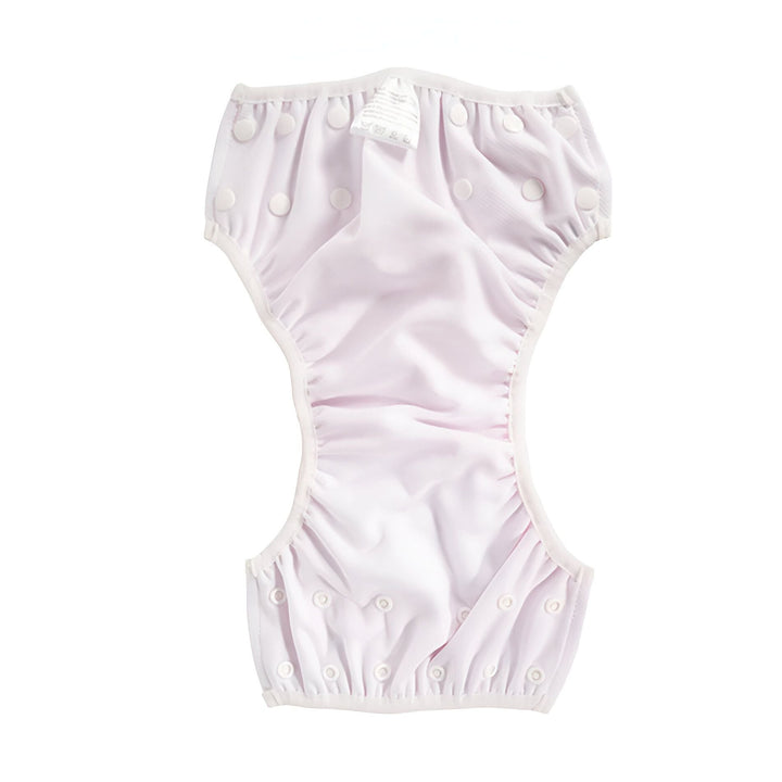 Couche de bain réutilisable pour bébé, motif poissons colorés sur fond bleu. Boutons pression blancs pour ajuster la taille. Idéale pour la piscine ou la plage.