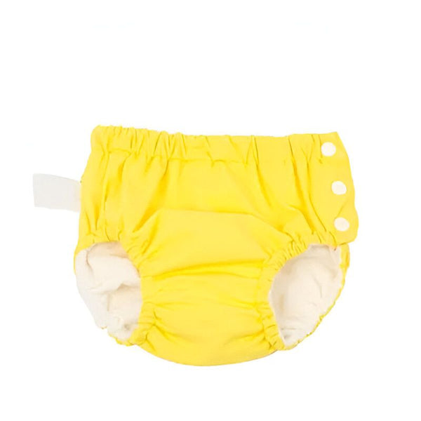 Couche de bain réutilisable orange vif pour bébé, avec élastiques aux jambes et à la taille.