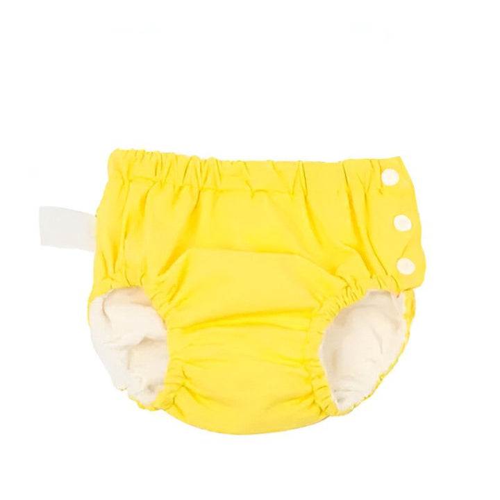 Couche de bain réutilisable orange vif pour bébé, avec élastiques aux jambes et à la taille.
