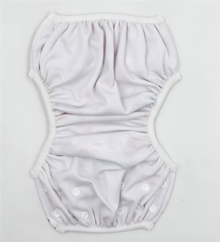 Couche de bain réutilisable rose avec motifs zèbres et cœurs, boutons-pression blancs. Idéale pour la piscine ou la plage, alternative écologique aux couches jetables.