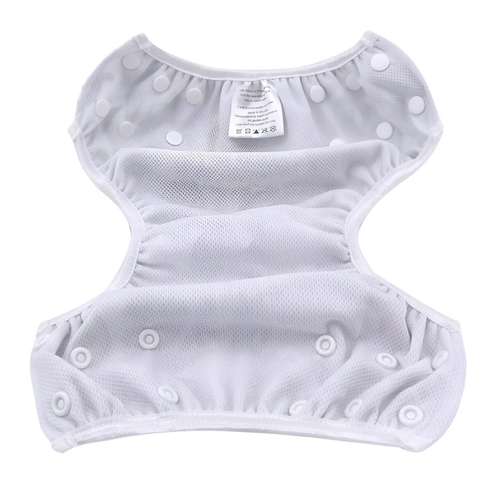 Intérieur d'une couche lavable blanche avec des boutons-pression. Tissu en maille respirante et étiquette de lavage visible.