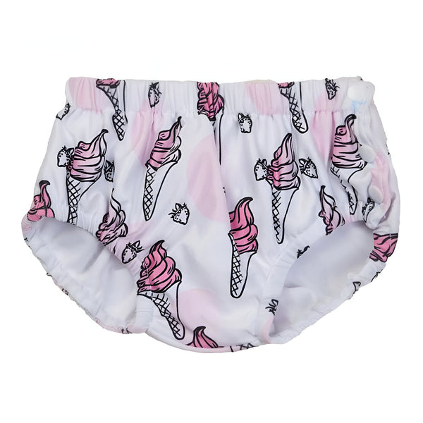 Image en gros plan d'un tissu blanc à motifs de cornets de glace roses et de fraises noires. Détails de couture visibles. Idéal pour enfant ou thème estival.